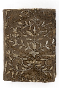 Reliure brodée, plat de devant, Laon, bibliothèque municipale © EPHE - PSL (A. Okecki)